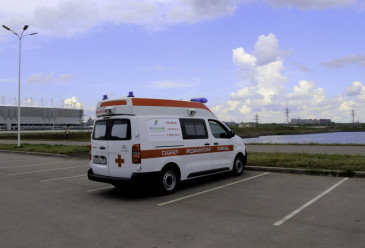 Машина скорой помощи на парковке